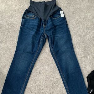 Old Navy size 6 short straight leg maternity jeans. New with Tags